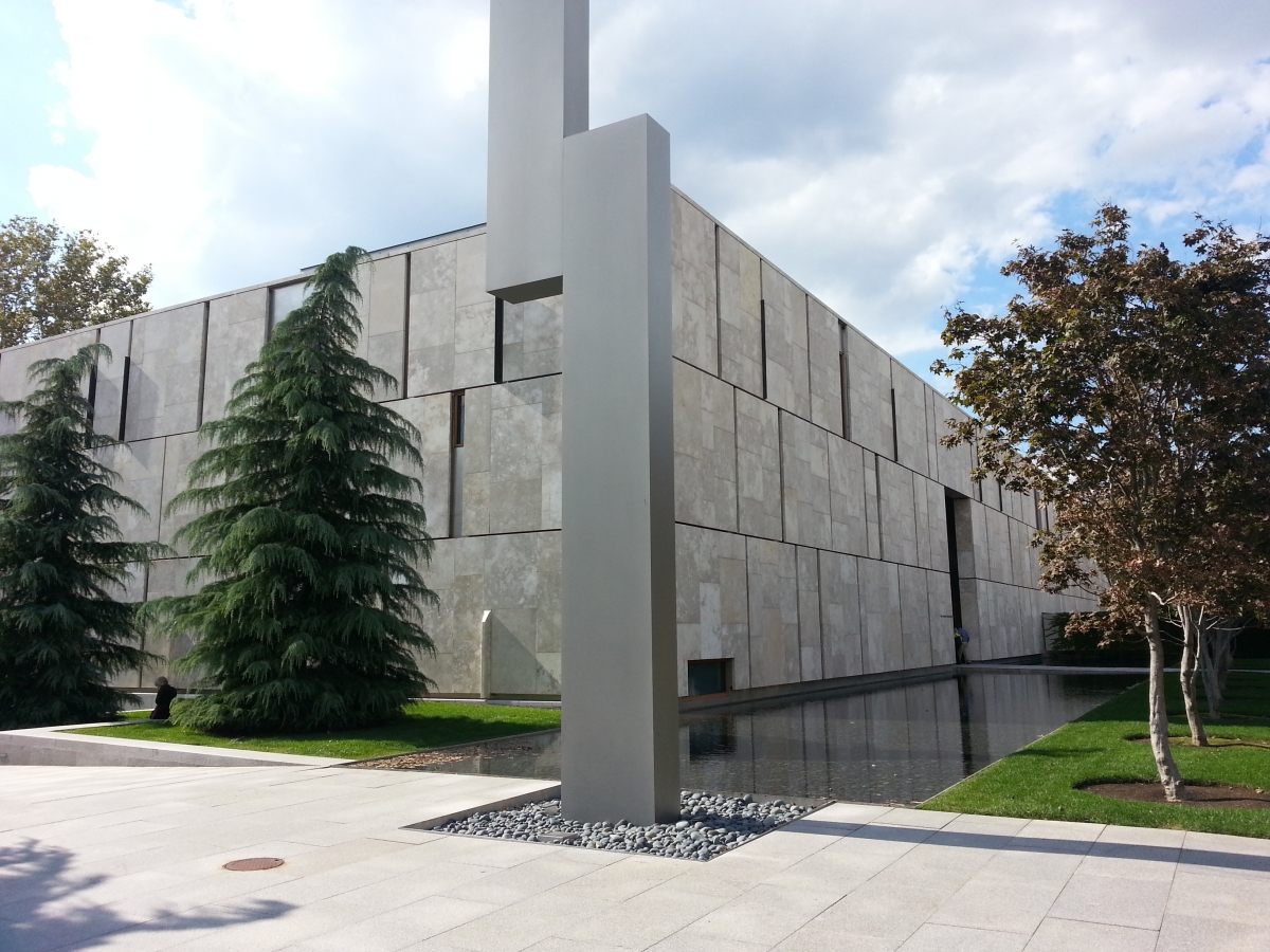 The Barnes Foundation with the sculpture "Barnes Totem" in the foreground