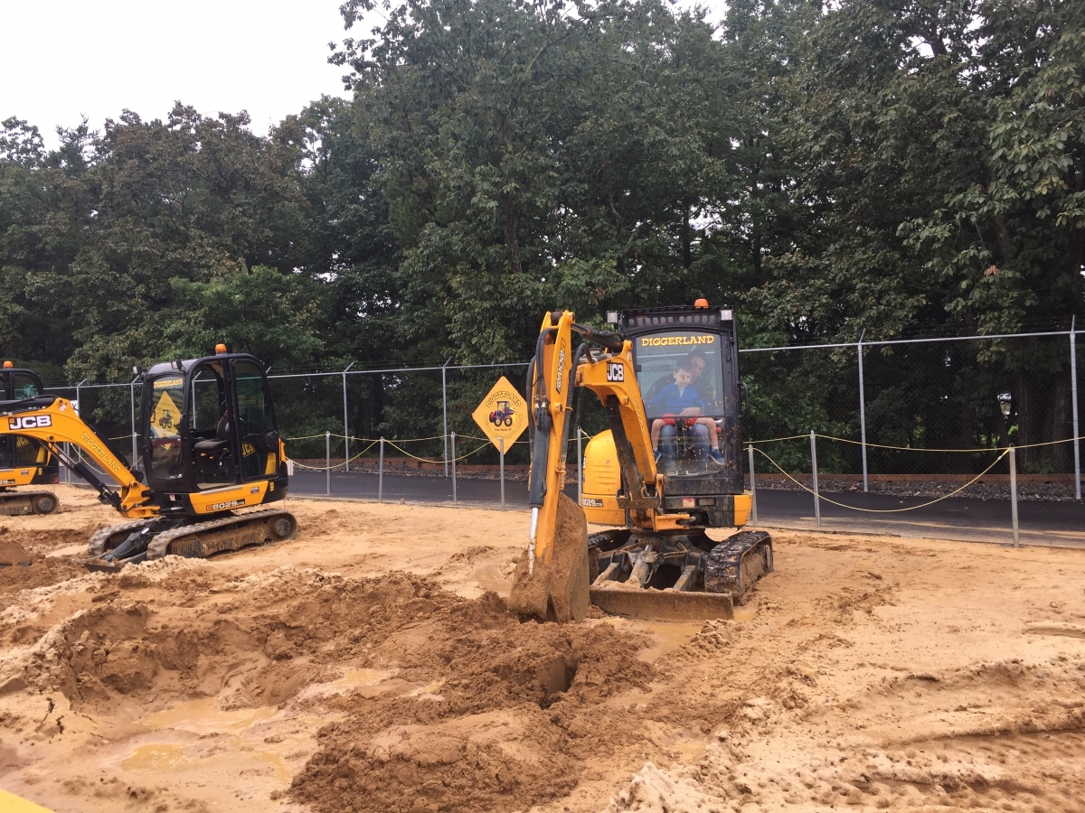 Diggerland USA - Digging a hole